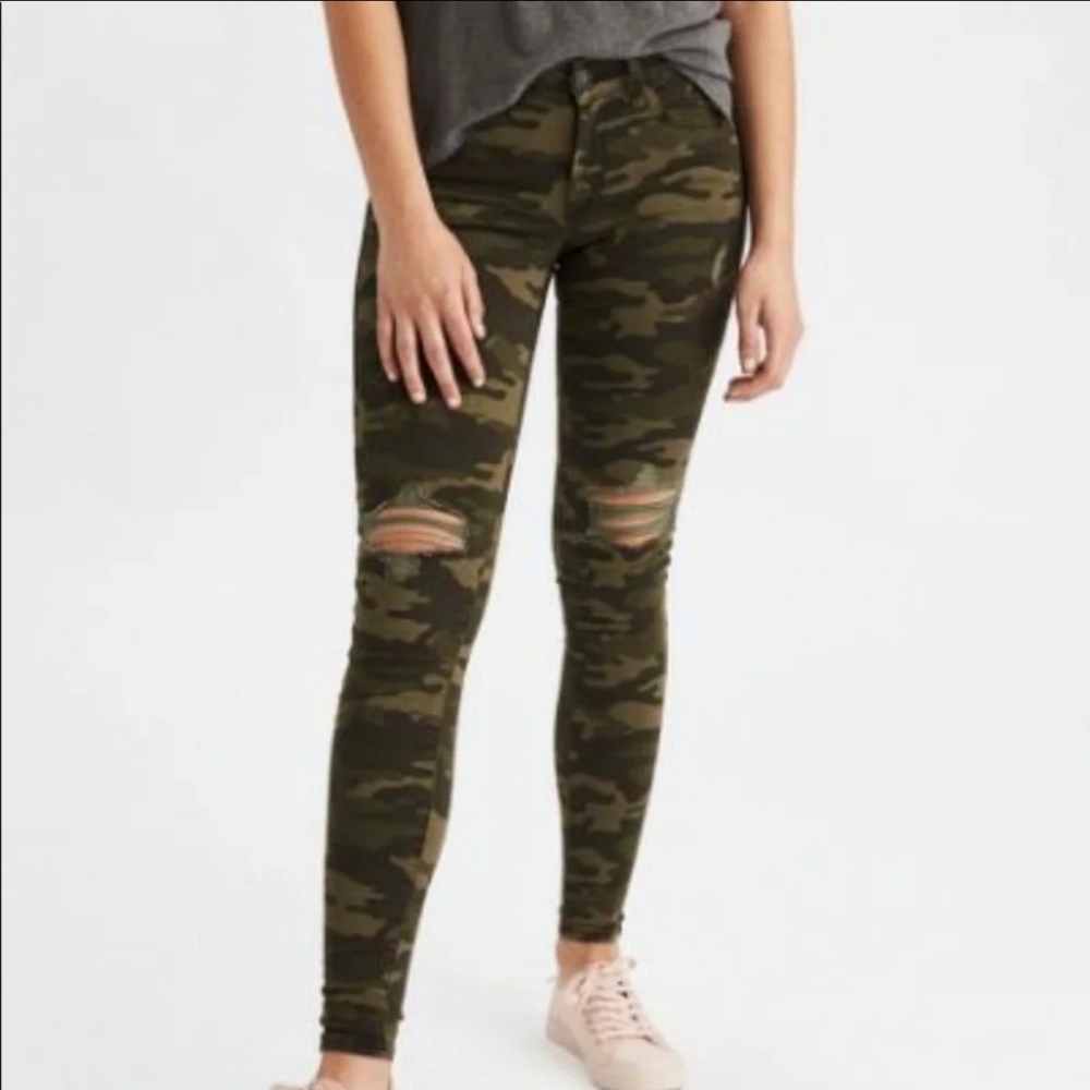 Womans American Eagle camo pants